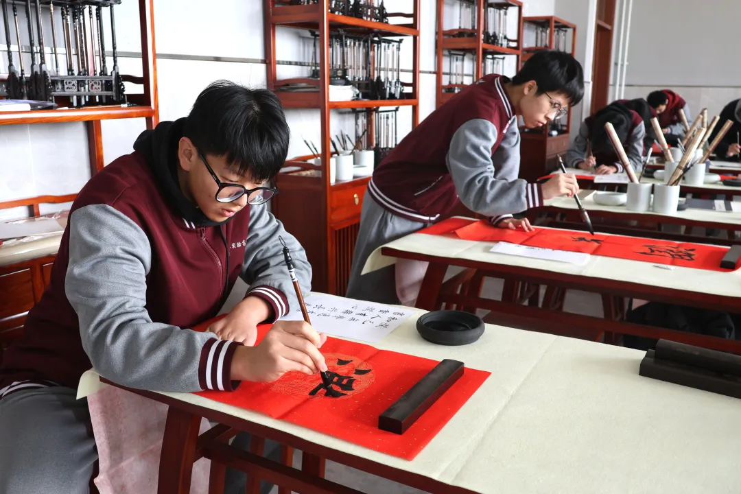 墨香迎马岁，和润启新程——威海第二实验高中01级师生共书新春楹联，笔绘美好新篇