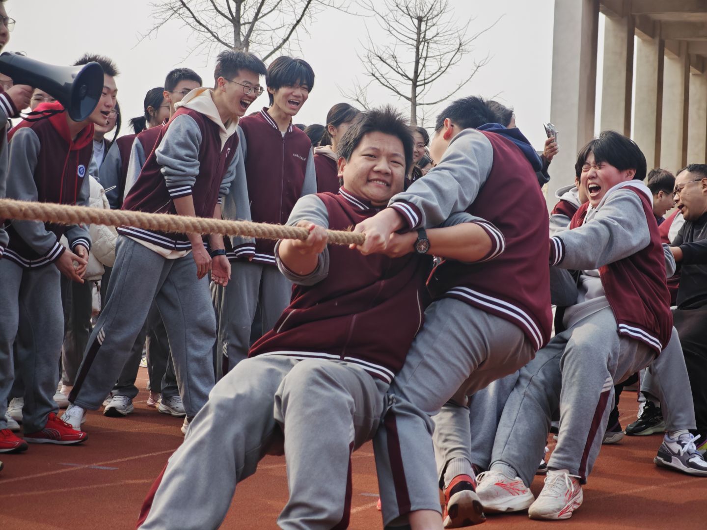 力拔山河气盖世 凝心聚力向未来——威海市第二实验高级中学2026年春季校园拔河比赛圆满落幕